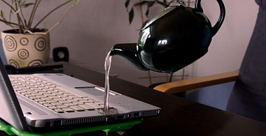 Что делать, если пролили жидкость на ноутбук или клавиатуру?