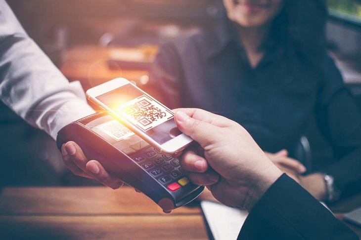 «Сбер»: столичные магазины переходят на платежи по QR-коду