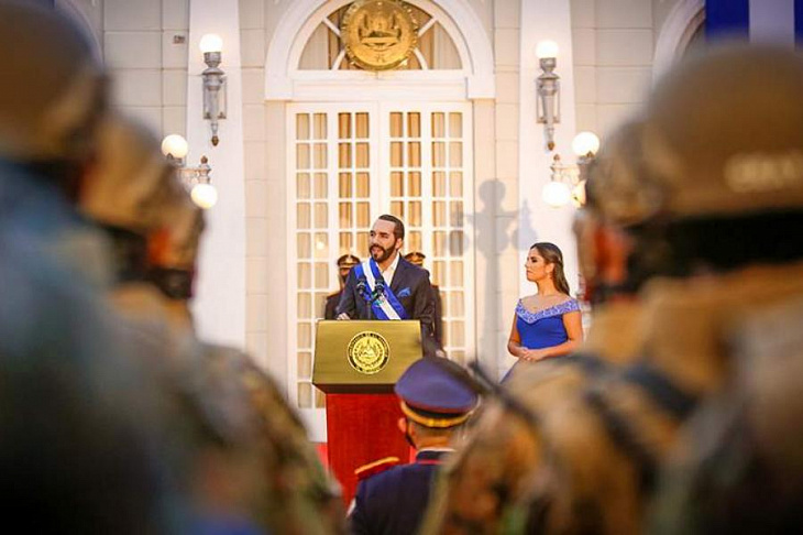 В Twitter статус президента Сальвадора изменился на «диктатор»