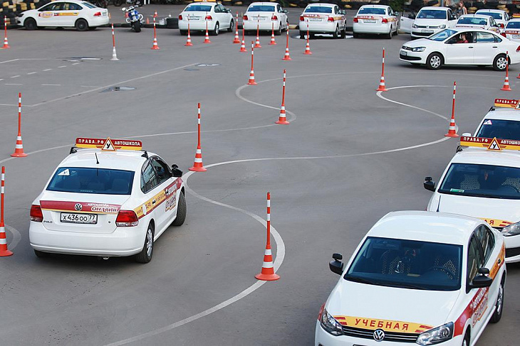 «Все придется начинать сначала». Россияне просят открыть автошколы 