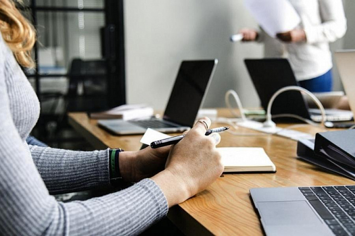 В каких случаях банк может заморозить деньги