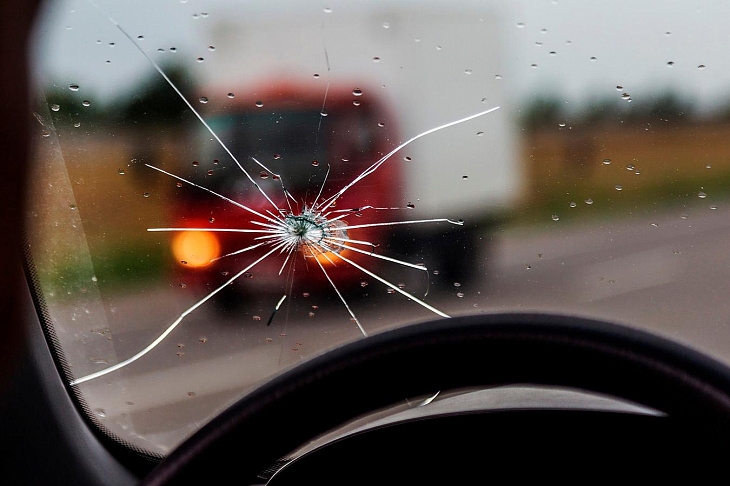 Прилетел камень в лобовое. Как получить компенсацию, если нет каско.