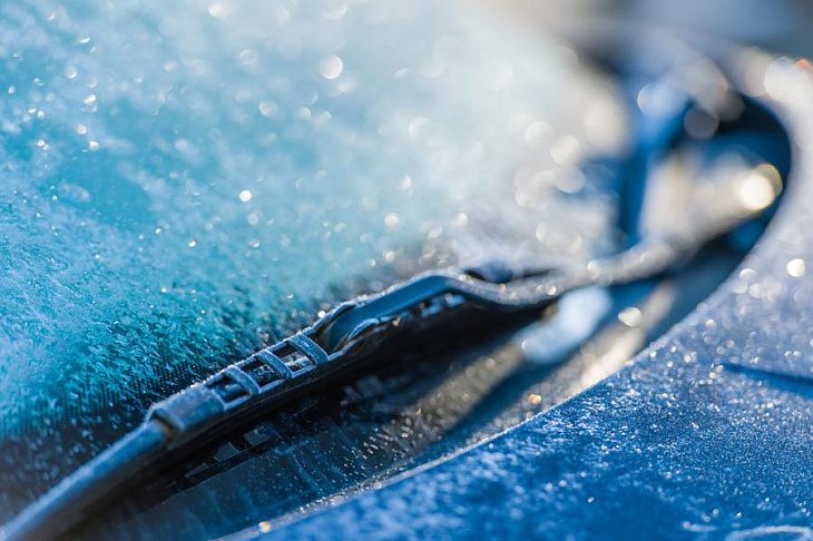 Стоит ли в холода переходить на зимние щетки стеклоочистителя