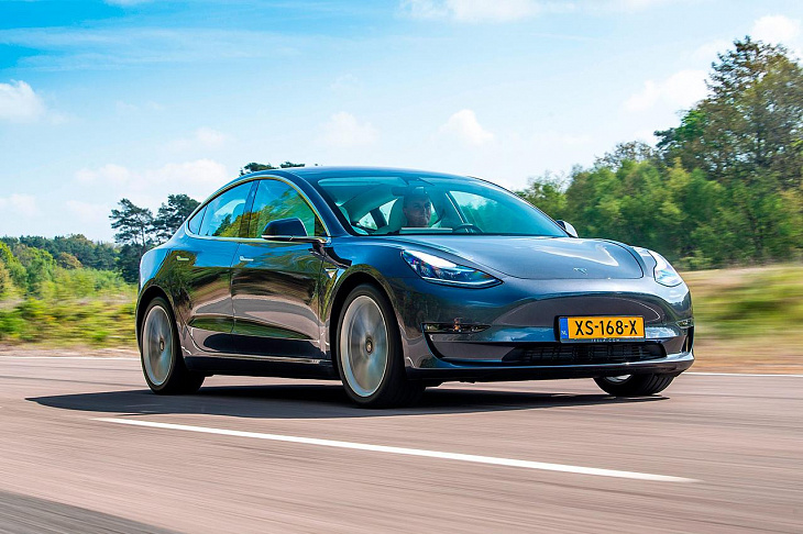 В России начались онлайн продажи электрокаров Tesla 