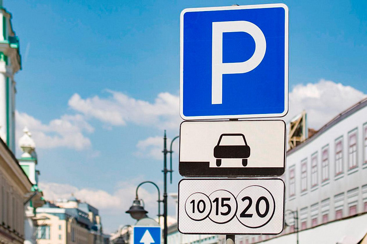 «Для Москвы хорошая цена». Что водители думают про парковку за 450 рублей 