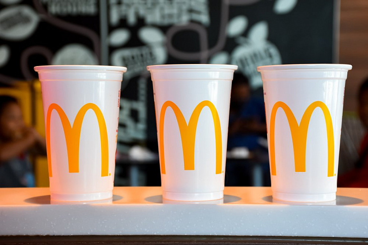 «Макдоналдс» подключил сотое предприятие к сервису доставки «Около»
