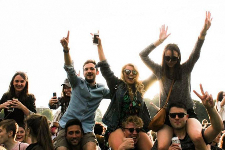 ВОЗ назвала главным распространителем COVID-19 молодежь