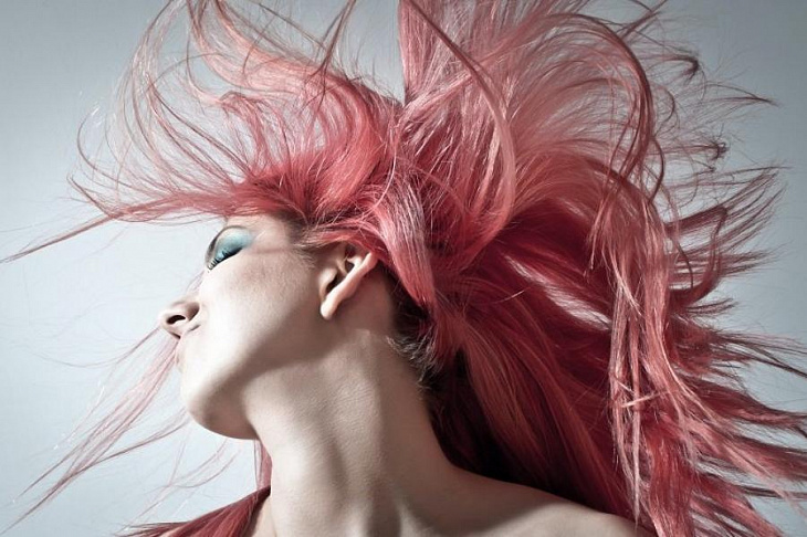 Названы причины выпадения волос после перенесенного ковида