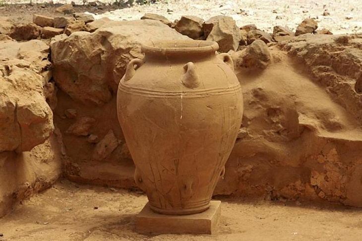 Археологи обнаружили в Китае древний кувшин с неизвестной жидкостью