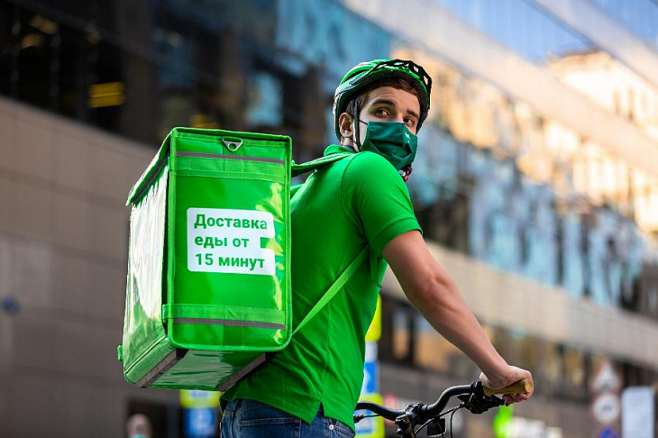 Delivery Club попросил не выгонять курьеров из ресторанов, магазинов и ТЦ зимой
